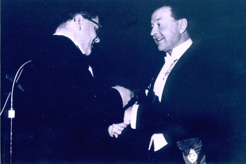 Governor General Lord Alexander presenting the J.W.L. Forster Award to York Wilson at the Art Gallery of Ontario, 1951.